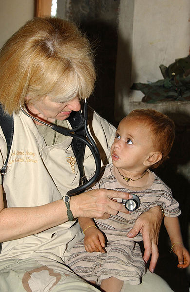Ein Kinderarzt untersucht ein Kind