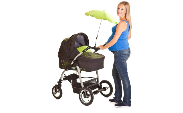 Schwangere Frau mit Kinderwagen