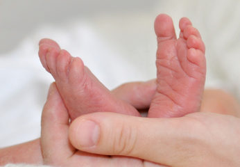 Die Füßchen eines Neugeborenen Babys