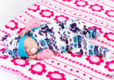 süßer Säugling auf einer Decke