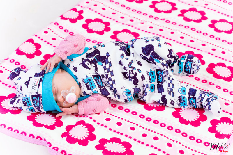 süßer Säugling auf einer Decke