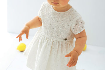 Baby-Kleid mit Lochstickerei wollweiß