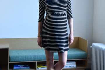 Kleid für Schwangerschaft und Stillzeit schwarz gestreift