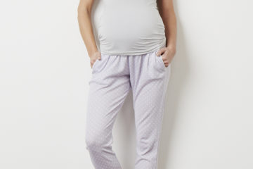Pyjamahose für Schwangerschaft und Stillzeit violett bedruckt